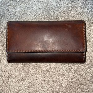 Real genuine leather wallet. Brand is Rugged Earth.